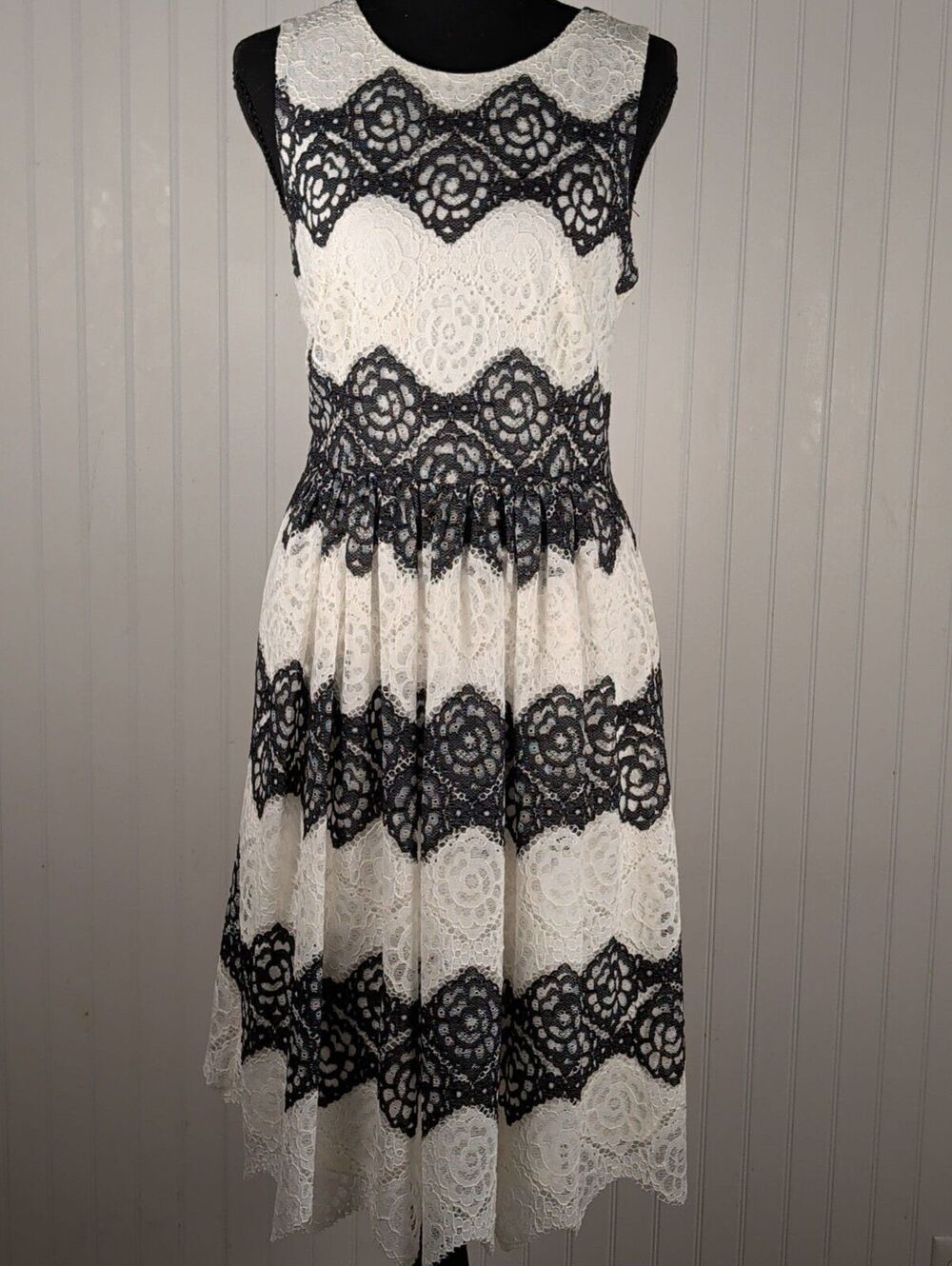 London Times Sleeveless Lace Midi Dress with Black and White Pattern